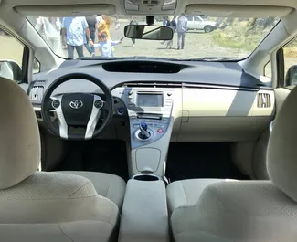 Verhuur Toyota Prius. Economy, Comfort Auto te huur in Georgië ✓ Borg van Zonder Borg ✓ Verzekeringsmogelijkheden TPL, FDW, Passagiers, Diefstal.