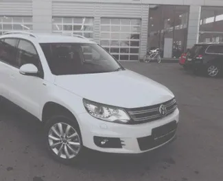 Vooraanzicht van een huurauto Volkswagen Tiguan in Simferopol, Krim ✓ Auto #102. ✓ Transmissie Automatisch TM ✓ 0 beoordelingen.