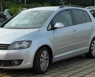 Vooraanzicht van een huurauto Volkswagen Golf Plus op luchthaven Burgas, Bulgarije ✓ Auto #3162. ✓ Transmissie Automatisch TM ✓ 0 beoordelingen.