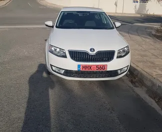 Vooraanzicht van een huurauto Skoda Octavia in Paphos, Cyprus ✓ Auto #2670. ✓ Transmissie Handmatig TM ✓ 1 beoordelingen.