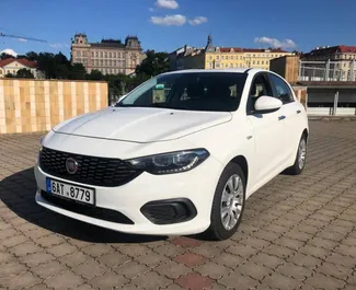 Vooraanzicht van een huurauto Fiat Tipo Praag, Tsjechië ✓ Auto #2660. ✓ Transmissie Automatisch TM ✓ 0 beoordelingen.