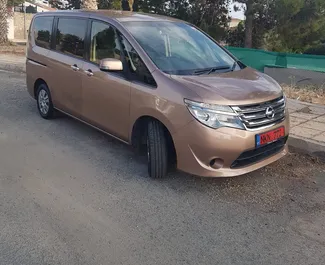Vooraanzicht van een huurauto Nissan Serena in Paphos, Cyprus ✓ Auto #2679. ✓ Transmissie Automatisch TM ✓ 0 beoordelingen.