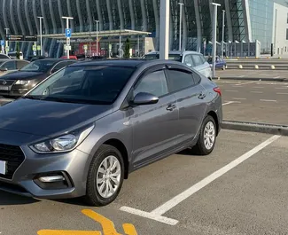 Vooraanzicht van een huurauto Hyundai Solaris op de luchthaven van Simferopol, Krim ✓ Auto #1944. ✓ Transmissie Automatisch TM ✓ 0 beoordelingen.