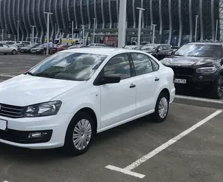 Vooraanzicht van een huurauto Volkswagen Polo Sedan op de luchthaven van Simferopol, Krim ✓ Auto #1820. ✓ Transmissie Automatisch TM ✓ 0 beoordelingen.