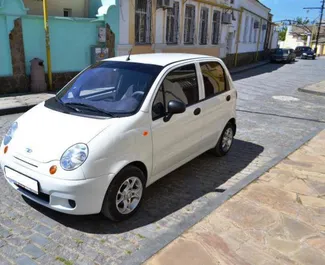 Vooraanzicht van een huurauto Daewoo Matiz in Jevpatorija, Krim ✓ Auto #3199. ✓ Transmissie Handmatig TM ✓ 0 beoordelingen.