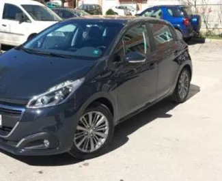 Vooraanzicht van een huurauto Peugeot 208 op luchthaven Burgas, Bulgarije ✓ Auto #3323. ✓ Transmissie Handmatig TM ✓ 2 beoordelingen.