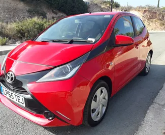 Vooraanzicht van een huurauto Toyota Aygo in Paphos, Cyprus ✓ Auto #3164. ✓ Transmissie Automatisch TM ✓ 0 beoordelingen.