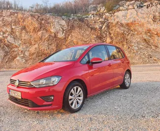 Vooraanzicht van een huurauto Volkswagen Golf Sportsvan in Rafailovici, Montenegro ✓ Auto #501. ✓ Transmissie Automatisch TM ✓ 2 beoordelingen.