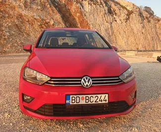 Vooraanzicht van een huurauto Volkswagen Golf 7+ Sportsvan in Rafailovici, Montenegro ✓ Auto #501. ✓ Transmissie Automatisch TM ✓ 2 beoordelingen.
