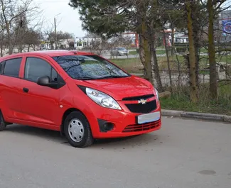 Vooraanzicht van een huurauto Chevrolet Spark in Jevpatorija, Krim ✓ Auto #3201. ✓ Transmissie Automatisch TM ✓ 0 beoordelingen.