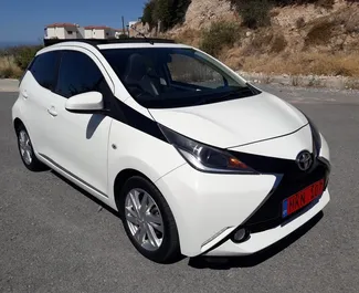 Vooraanzicht van een huurauto Toyota Aygo X-Wave Open Top in Paphos, Cyprus ✓ Auto #3165. ✓ Transmissie Automatisch TM ✓ 0 beoordelingen.