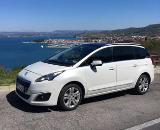 Vooraanzicht van een huurauto Peugeot 5008 in Ljubljana, Slovenië ✓ Auto #3374. ✓ Transmissie Automatisch TM ✓ 3 beoordelingen.