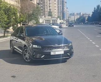 Vooraanzicht van een huurauto Kia K5 in Bakoe, Azerbeidzjan ✓ Auto #3485. ✓ Transmissie Automatisch TM ✓ 0 beoordelingen.