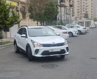 Vooraanzicht van een huurauto Kia Rio X-line in Bakoe, Azerbeidzjan ✓ Auto #3488. ✓ Transmissie Automatisch TM ✓ 1 beoordelingen.