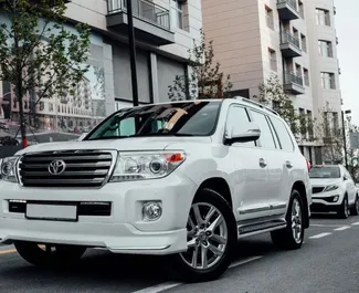 Vooraanzicht van een huurauto Toyota Land Cruiser 200 in Bakoe, Azerbeidzjan ✓ Auto #3540. ✓ Transmissie Automatisch TM ✓ 0 beoordelingen.