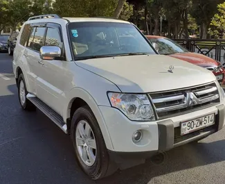 Vooraanzicht van een huurauto Mitsubishi Pajero in Bakoe, Azerbeidzjan ✓ Auto #3506. ✓ Transmissie Automatisch TM ✓ 2 beoordelingen.