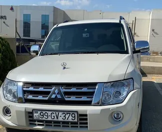 Vooraanzicht van een huurauto Mitsubishi Pajero in Bakoe, Azerbeidzjan ✓ Auto #3520. ✓ Transmissie Automatisch TM ✓ 0 beoordelingen.