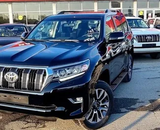 Vooraanzicht van een huurauto Toyota Land Cruiser Prado in Bakoe, Azerbeidzjan ✓ Auto #3543. ✓ Transmissie Automatisch TM ✓ 0 beoordelingen.