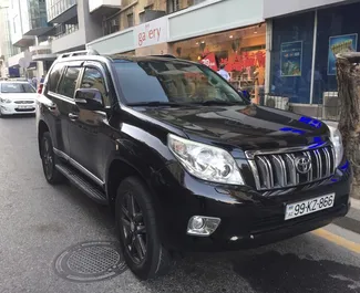 Vooraanzicht van een huurauto Toyota Land Cruiser Prado in Bakoe, Azerbeidzjan ✓ Auto #3524. ✓ Transmissie Automatisch TM ✓ 0 beoordelingen.