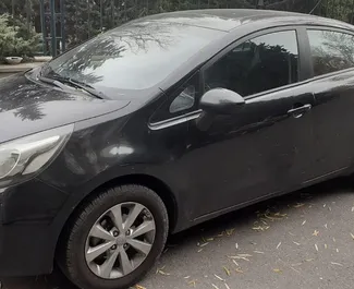 Vooraanzicht van een huurauto Kia Rio in Bakoe, Azerbeidzjan ✓ Auto #3523. ✓ Transmissie Automatisch TM ✓ 1 beoordelingen.