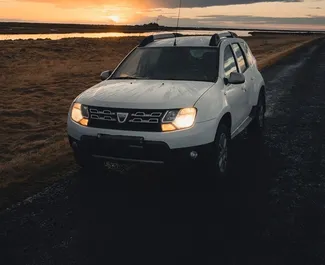 Vooraanzicht van een huurauto Dacia Duster in Keflavik, IJsland ✓ Auto #3321. ✓ Transmissie Handmatig TM ✓ 4 beoordelingen.