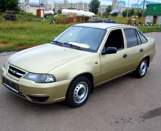 Vooraanzicht van een huurauto Daewoo Nexia in Feodosiya, Krim ✓ Auto #3445. ✓ Transmissie Handmatig TM ✓ 0 beoordelingen.