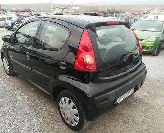 Vooraanzicht van een huurauto Peugeot 107 op luchthaven Burgas, Bulgarije ✓ Auto #3626. ✓ Transmissie Automatisch TM ✓ 0 beoordelingen.