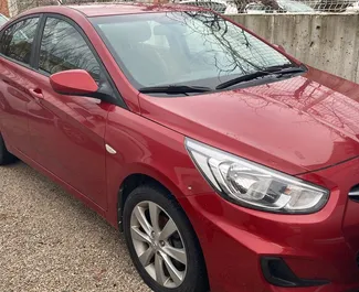 Vooraanzicht van een huurauto Hyundai Accent Blue op de luchthaven van Antalya, Turkije ✓ Auto #3814. ✓ Transmissie Handmatig TM ✓ 1 beoordelingen.