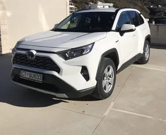 Vooraanzicht van een huurauto Toyota Rav4 in Rafailovici, Montenegro ✓ Auto #3760. ✓ Transmissie Automatisch TM ✓ 1 beoordelingen.