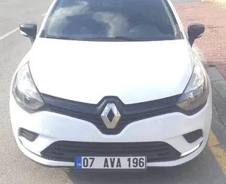 Vooraanzicht van een huurauto Renault Clio Grandtour op de luchthaven van Antalya, Turkije ✓ Auto #3743. ✓ Transmissie Handmatig TM ✓ 0 beoordelingen.