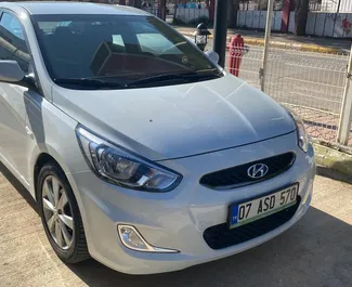 Vooraanzicht van een huurauto Hyundai Accent Blue op de luchthaven van Antalya, Turkije ✓ Auto #3810. ✓ Transmissie Automatisch TM ✓ 0 beoordelingen.