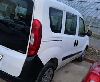 Vooraanzicht van een huurauto Fiat Doblo op de luchthaven van Antalya, Turkije ✓ Auto #3808. ✓ Transmissie Handmatig TM ✓ 0 beoordelingen.