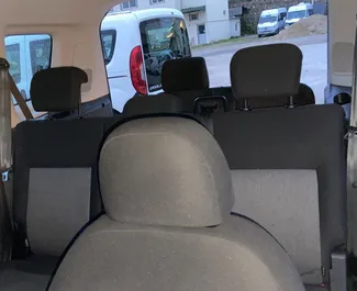 Diesel motor van 1,3L van Fiat Doblo 2019 te huur op de luchthaven van Antalya.