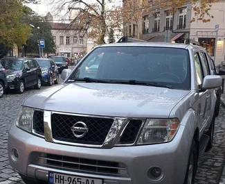 Vooraanzicht van een huurauto Nissan Pathfinder in Tbilisi, Georgië ✓ Auto #3676. ✓ Transmissie Automatisch TM ✓ 0 beoordelingen.