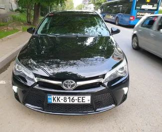 Vooraanzicht van een huurauto Toyota Camry in Tbilisi, Georgië ✓ Auto #3859. ✓ Transmissie Automatisch TM ✓ 0 beoordelingen.