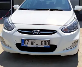 Vooraanzicht van een huurauto Hyundai Accent Blue op de luchthaven van Antalya, Turkije ✓ Auto #3901. ✓ Transmissie Automatisch TM ✓ 1 beoordelingen.