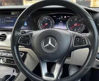 Benzine motor van 2,2L van Mercedes-Benz E220 2017 te huur in Limassol.