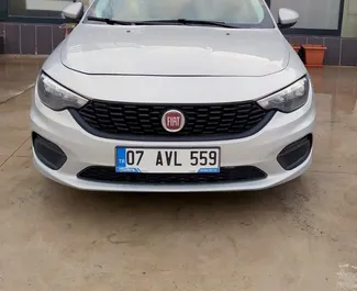 Vooraanzicht van een huurauto Fiat Egea op de luchthaven van Antalya, Turkije ✓ Auto #3874. ✓ Transmissie Automatisch TM ✓ 0 beoordelingen.