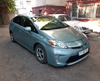 Hybride motor van 1,8L van Toyota Prius 2013 te huur op de luchthaven van Tbilisi.