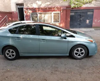 Toyota Prius 2013 beschikbaar voor verhuur op de luchthaven van Tbilisi, met een kilometerlimiet van onbeperkt.