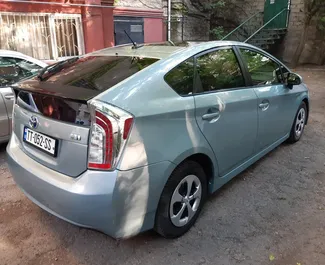 Interieur van Toyota Prius te huur in Georgië. Een geweldige auto met 5 zitplaatsen en een Automatisch transmissie.