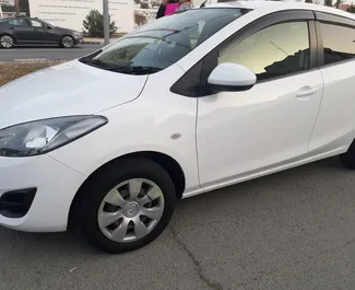 Interieur van Mazda Demio te huur in Cyprus. Een geweldige auto met 5 zitplaatsen en een Automatisch transmissie.