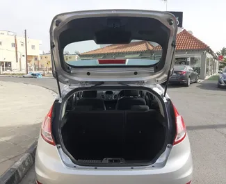 Benzine motor van 1,3L van Ford Fiesta 2014 te huur in Larnaca.