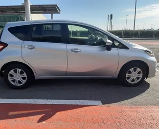 Vooraanzicht van een huurauto Nissan Note in Larnaca, Cyprus ✓ Auto #4064. ✓ Transmissie Automatisch TM ✓ 0 beoordelingen.