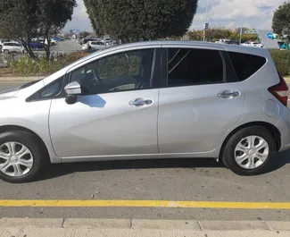 Vooraanzicht van een huurauto Nissan Note in Larnaca, Cyprus ✓ Auto #4063. ✓ Transmissie Automatisch TM ✓ 1 beoordelingen.