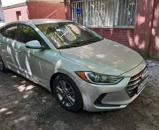 Interieur van Hyundai Elantra te huur in Georgië. Een geweldige auto met 5 zitplaatsen en een Automatisch transmissie.