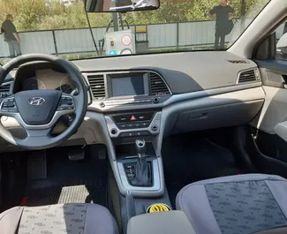 Interieur van Hyundai Elantra te huur in Georgië. Een geweldige auto met 5 zitplaatsen en een Automatisch transmissie.