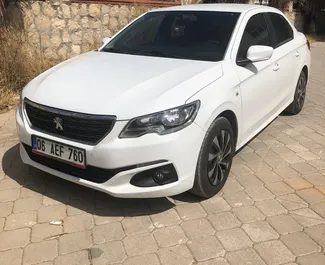 Vooraanzicht van een huurauto Peugeot 301 op de luchthaven van Antalya, Turkije ✓ Auto #4076. ✓ Transmissie Handmatig TM ✓ 0 beoordelingen.