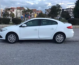 Vooraanzicht van een huurauto Renault Fluence op de luchthaven van Antalya, Turkije ✓ Auto #4115. ✓ Transmissie Automatisch TM ✓ 1 beoordelingen.