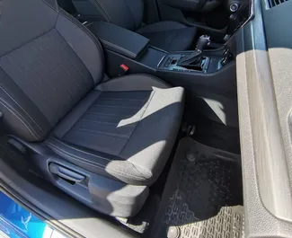 Interieur van Skoda Superb te huur in Tsjechië. Een geweldige auto met 5 zitplaatsen en een Automatisch transmissie.